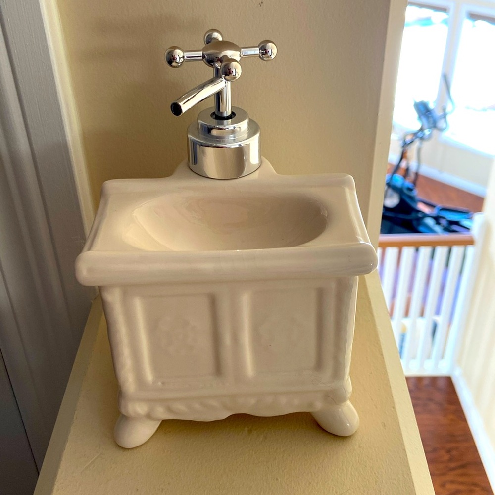 🆕 Vintage soap and lotion dispenser